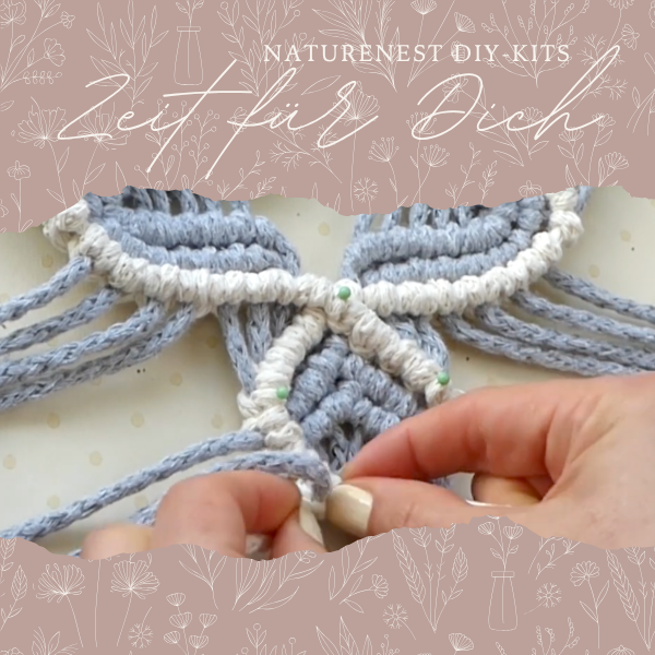 NatureNest DIY-Kits - Zeit für Dich. Das Bild zeigt einen Makramee-Wandbehang in Arbeit