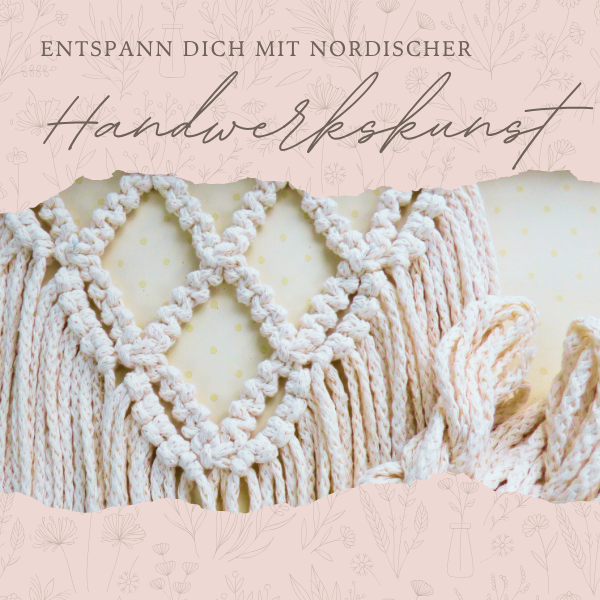 Entspann dich mit nordischer Handwerkskunst. Das Bild zeigt einen Makramee-Wandbehang in Arbeit. Naturweiß rosé